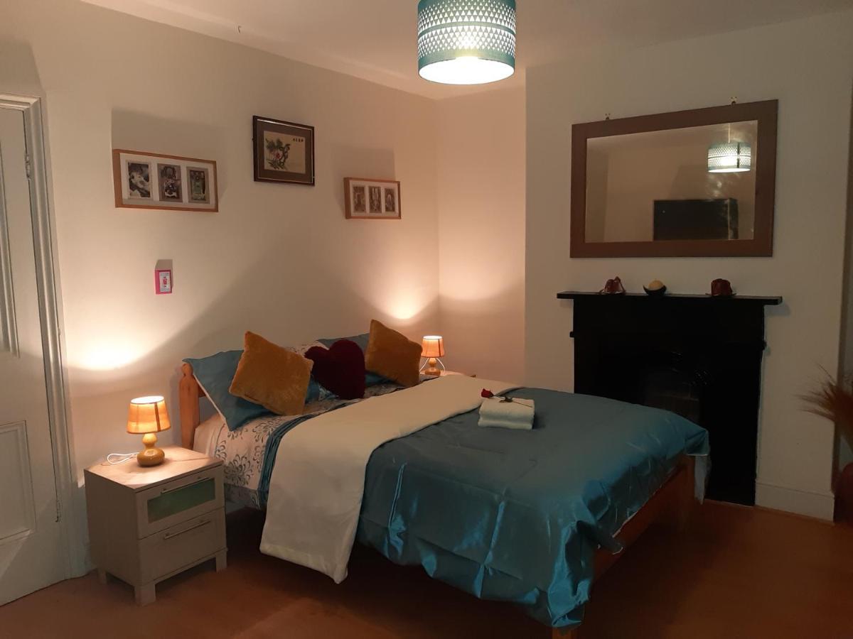 Phoenix Nights Guest House 배로우인퍼니스 외부 사진