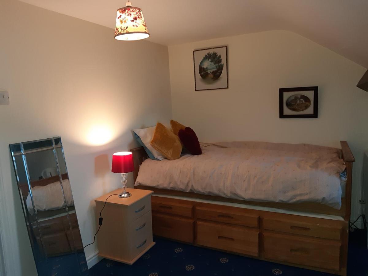 Phoenix Nights Guest House 배로우인퍼니스 외부 사진