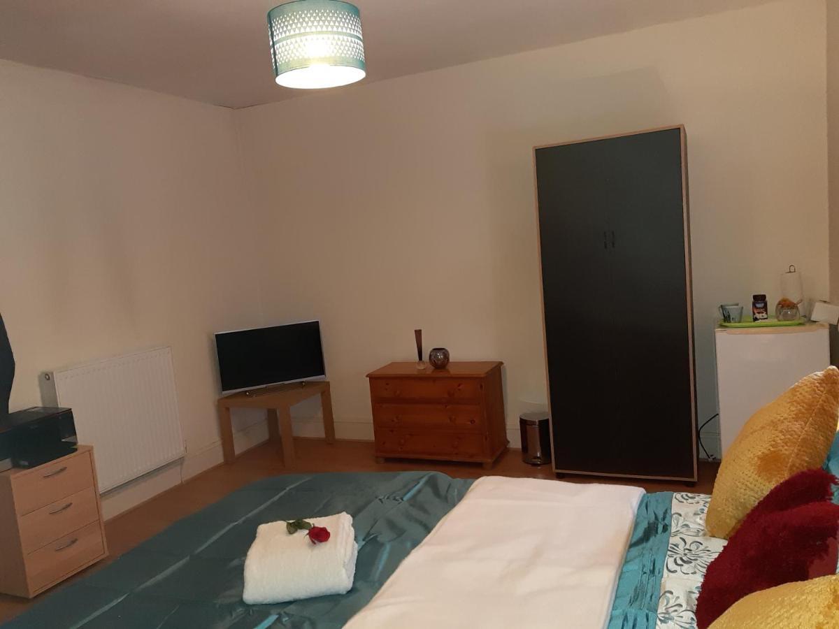 Phoenix Nights Guest House 배로우인퍼니스 외부 사진