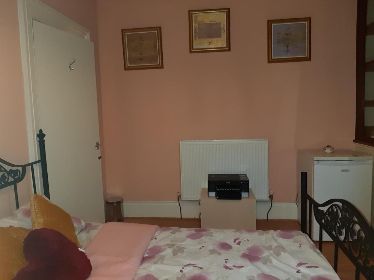 Phoenix Nights Guest House 배로우인퍼니스 외부 사진