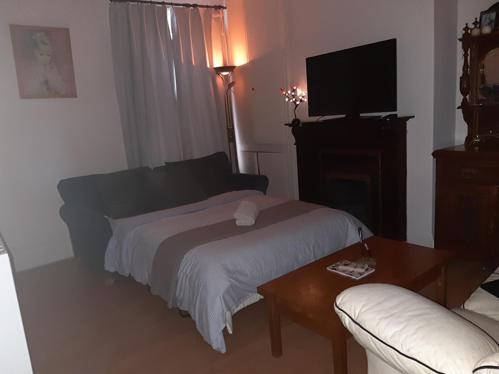 Phoenix Nights Guest House 배로우인퍼니스 외부 사진