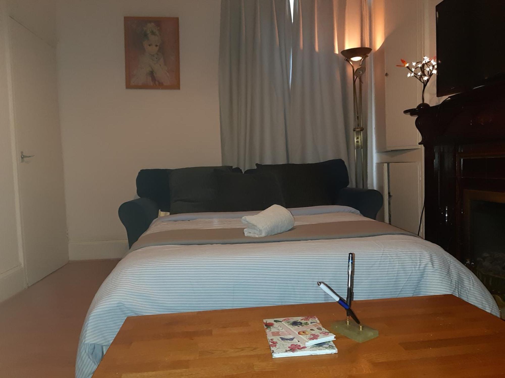 Phoenix Nights Guest House 배로우인퍼니스 외부 사진