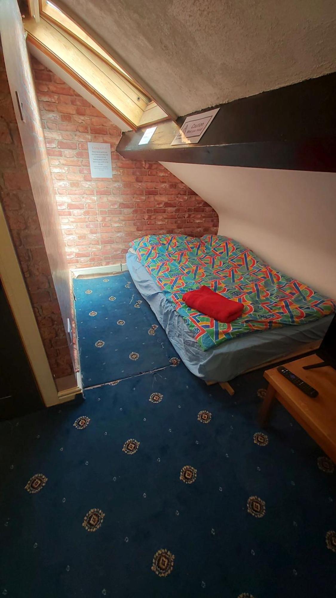 Phoenix Nights Guest House 배로우인퍼니스 외부 사진
